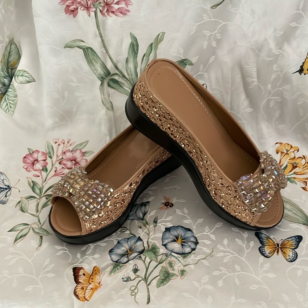 Brand New Helen’s Gold Heart Bling Slip On Wedge Sandals Hidden Heels WM Sz 8